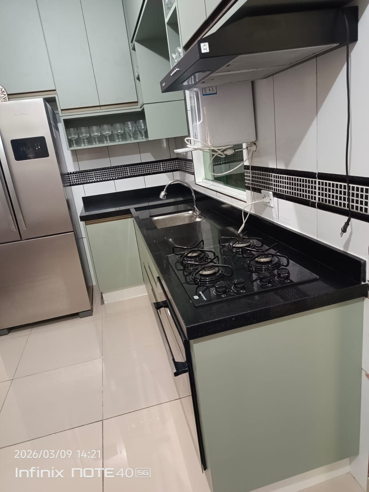 Cozinha compacta Granito preto com cooktop e cuba.