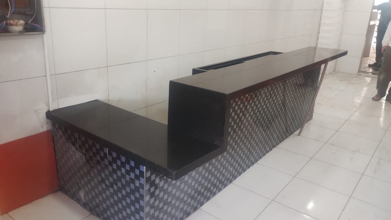 Balcão de atendimento Acabamento em meia esquadria.