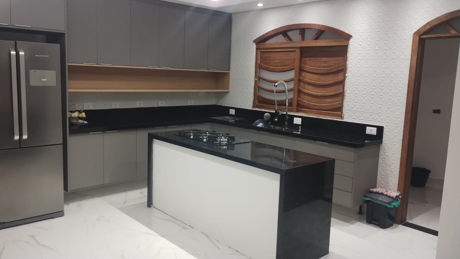 Bancada de cozinha Granito preto com ilha central.