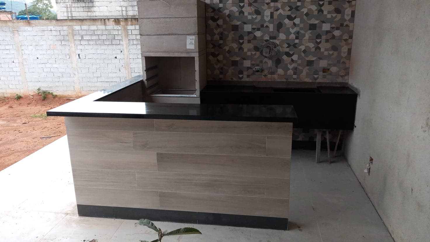 Espaço gourmet Balcão em L para área de churrasqueira.