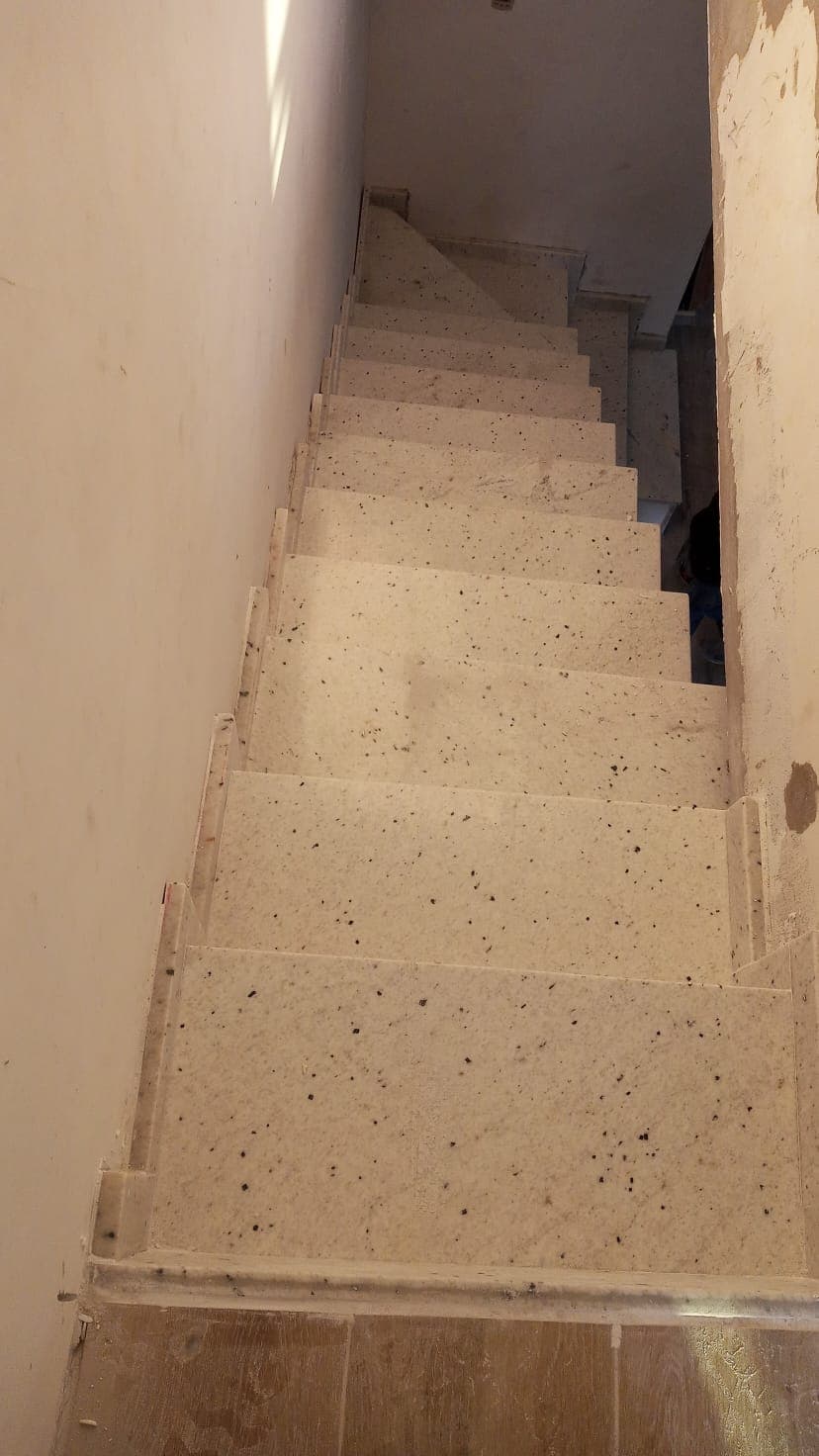 Escada em Pitaya Degraus claros com acabamento em pedra.