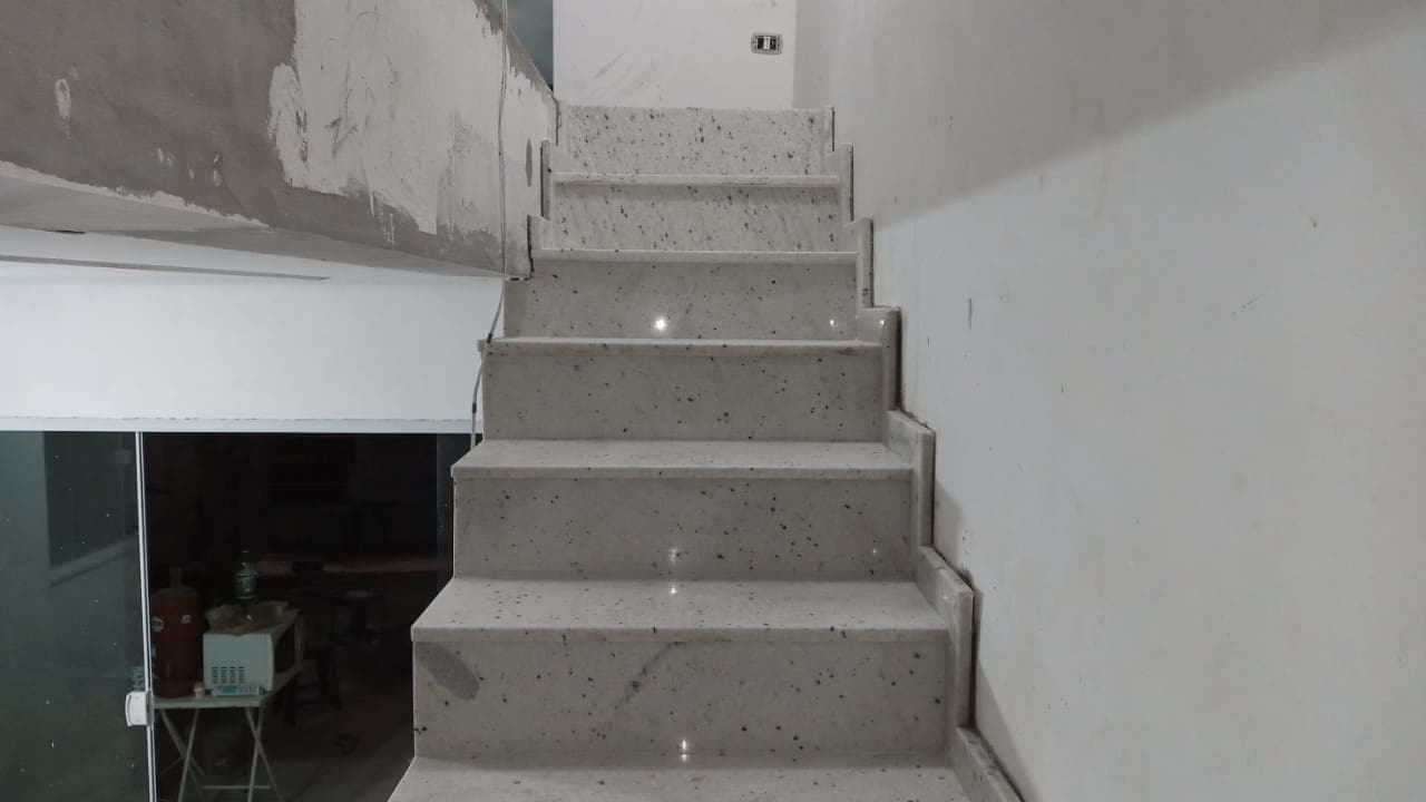 Escada em Pitaya Visual clean para ambientes internos.