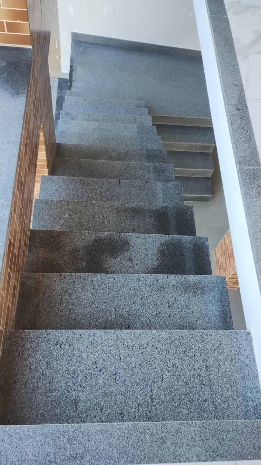 Escada em granito cinza Acabamento resistente para área interna.