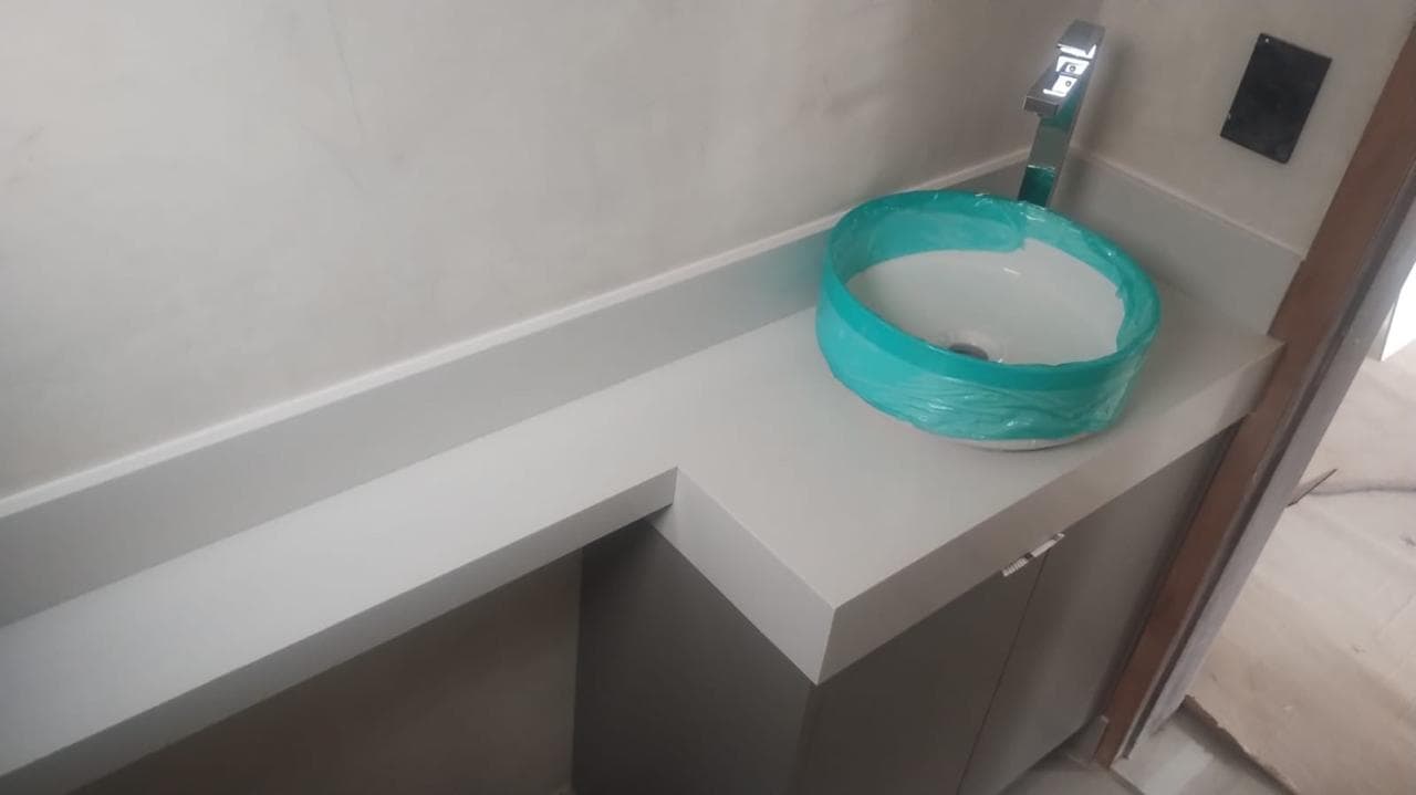 Lavatório em Quartzo Branco Tampo sob medida com cuba de apoio.