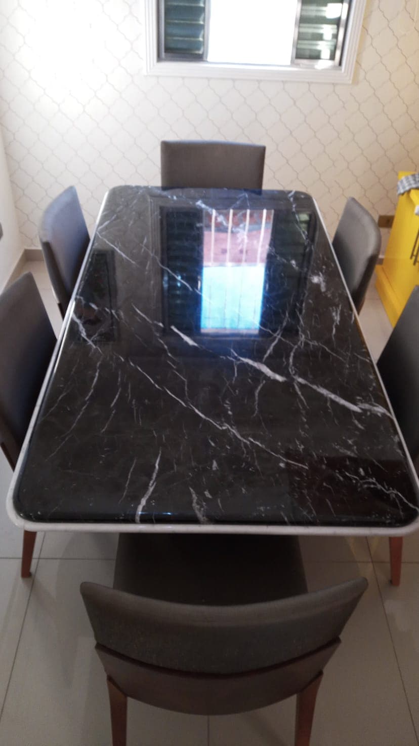 Mesa em Nero Marquina Peça preta polida com veios marcantes.